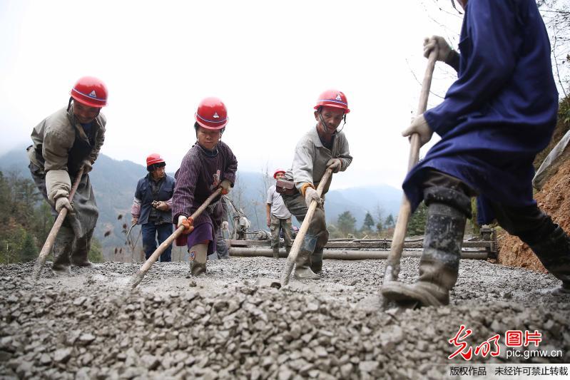 贵州丹寨：新春抢修“脱贫路”