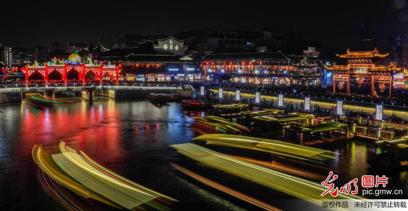 江苏南京：夫子庙灯会迎来客流高峰
