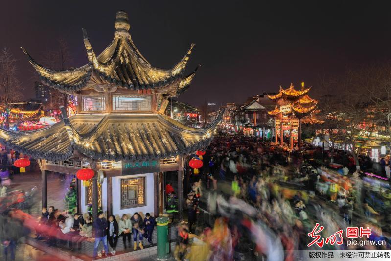 江苏南京：夫子庙灯会迎来客流高峰