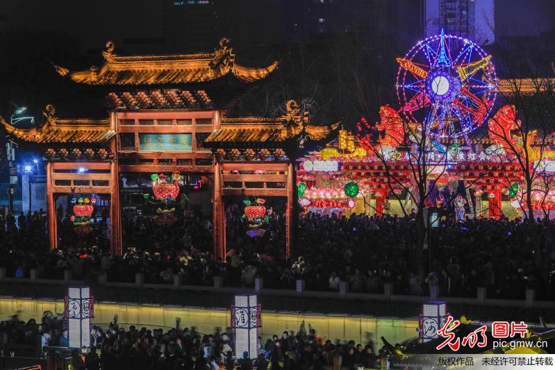 江苏南京：夫子庙灯会迎来客流高峰