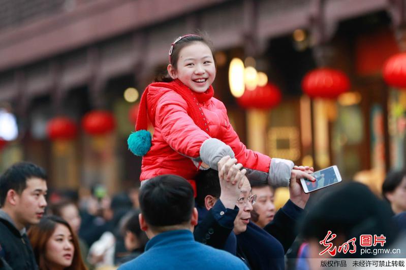 江苏南京：夫子庙灯会迎来客流高峰