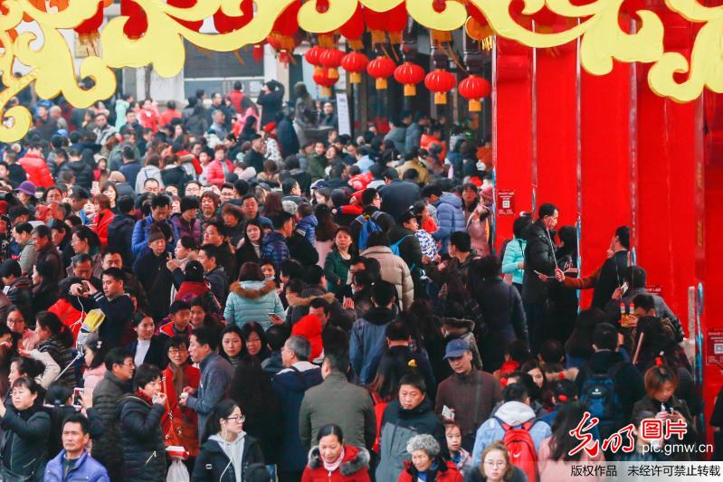 江苏南京：夫子庙灯会迎来客流高峰