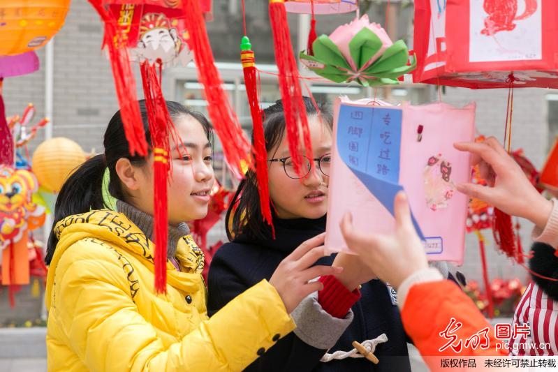 江苏如皋：花灯吐艳映元宵，笑语盈盈度佳节