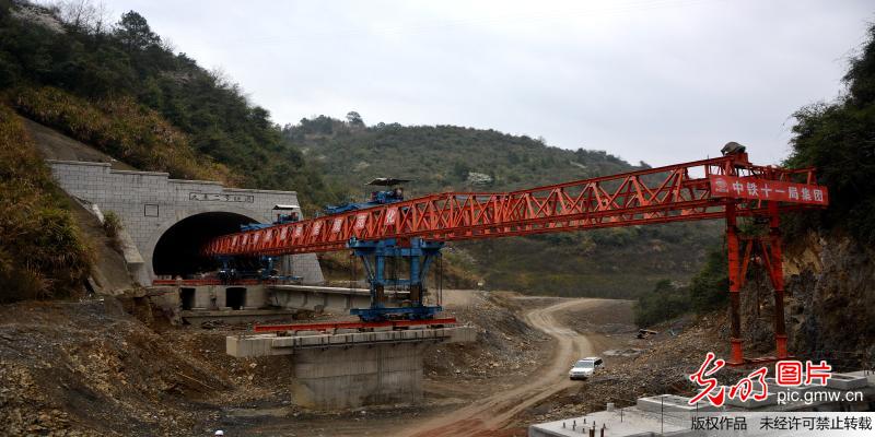 国内最长刚构单T悬臂大桥铺架完成