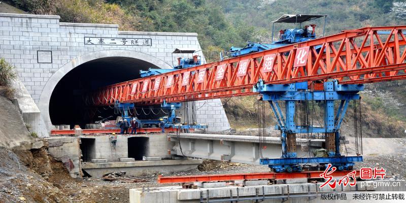 国内最长刚构单T悬臂大桥铺架完成
