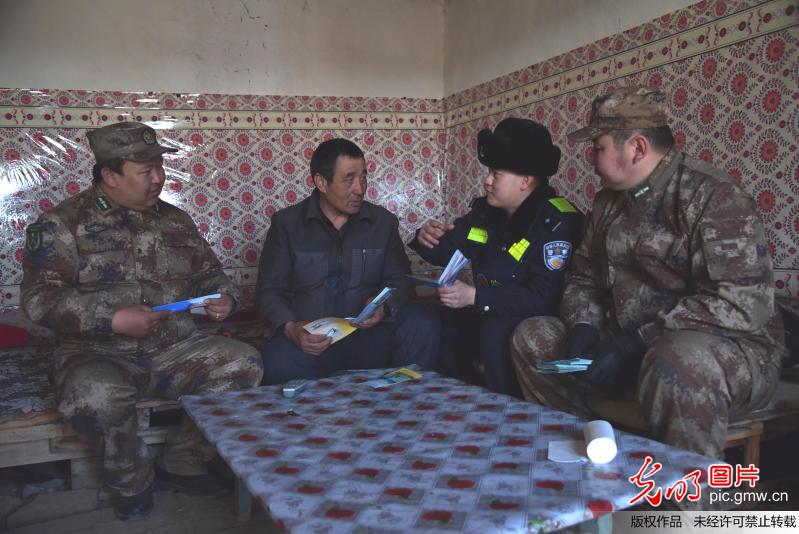 新疆铁警：驼队巡逻保铁路运输安全