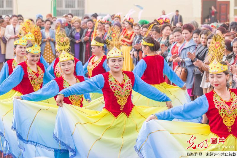 新疆库车：载歌载舞 喜迎妇女节
