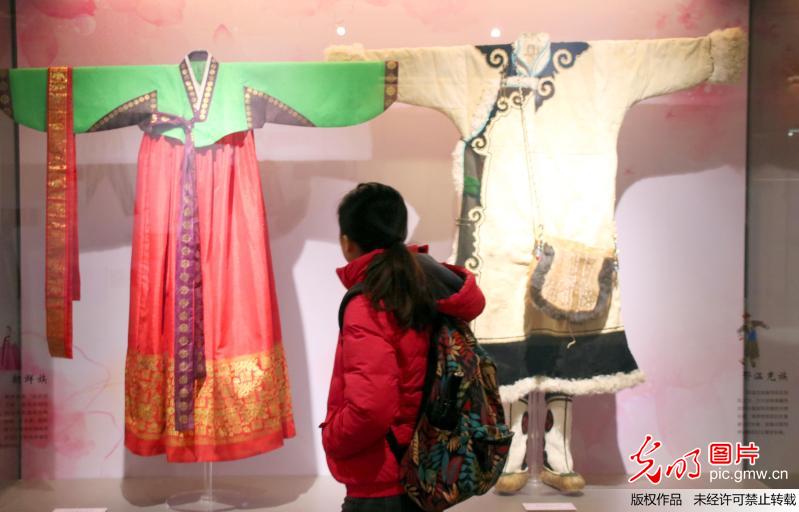 中国女性民族服饰在苏州丝绸博物馆开展