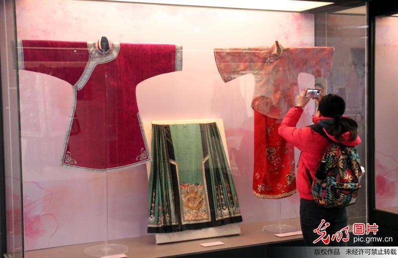 中国女性民族服饰在苏州丝绸博物馆开展
