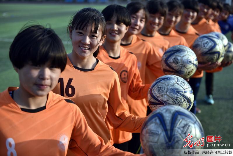 山东郯城一中女足出征世界中学生足球锦标赛