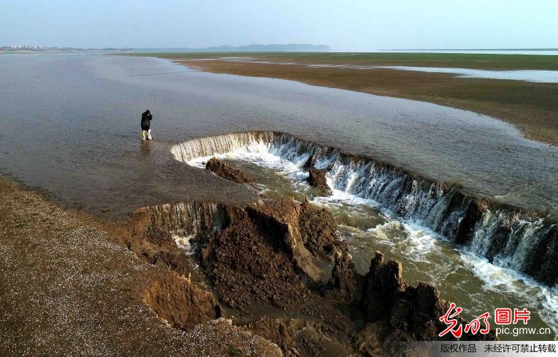 中国最大淡水湖——鄱阳湖湿地出现瀑布奇观