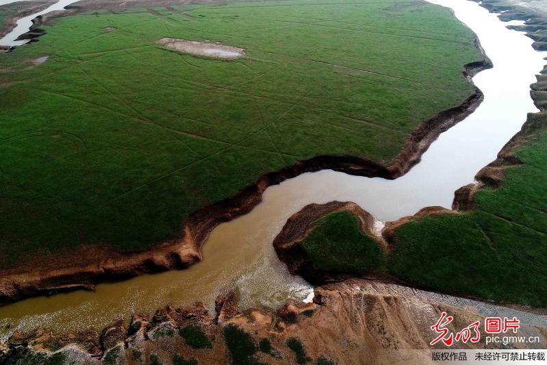 中国最大淡水湖——鄱阳湖湿地出现瀑布奇观