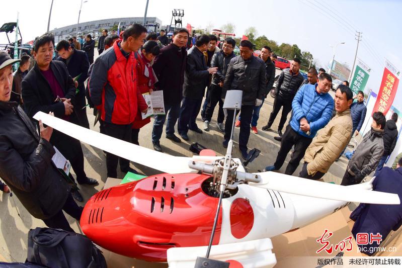 江苏金湖：首批50台高效无人植保机投放到户