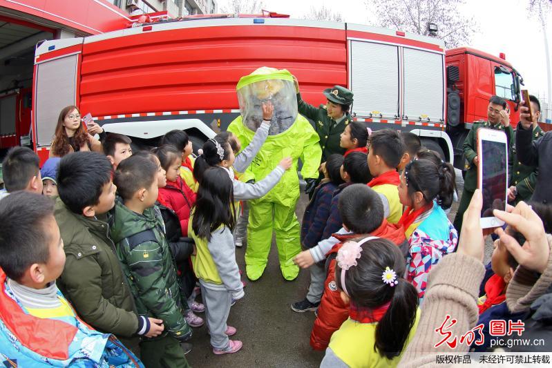 小学生探秘消防队 迎接“安全教育日”