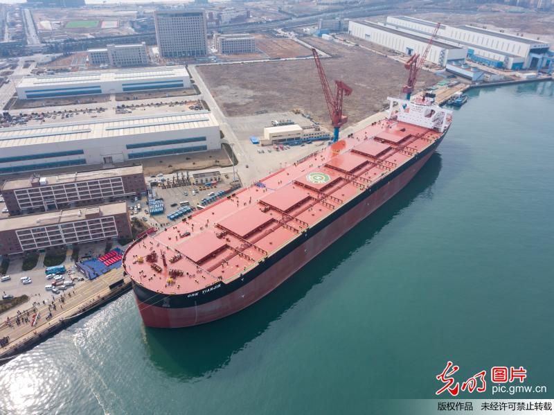 我国建造的40万吨超大型矿砂船命名交付