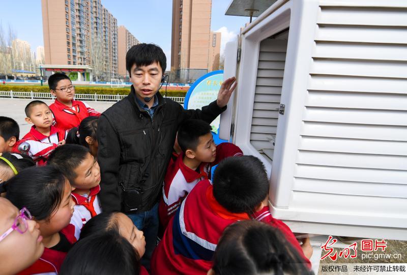 小学生零距离体验气象科技魅力