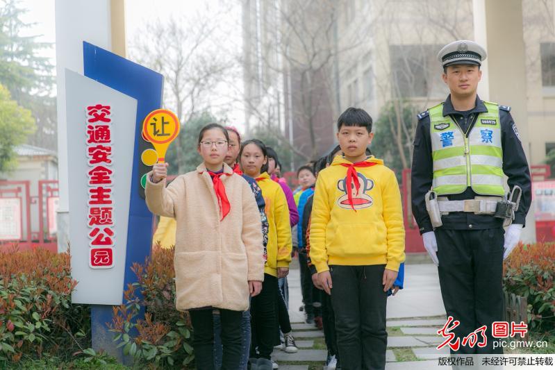 【光明图刊】安全教育日里话安全