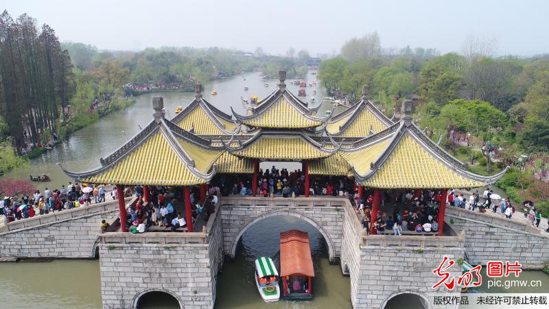 瘦西湖风景区迎来旅游高峰