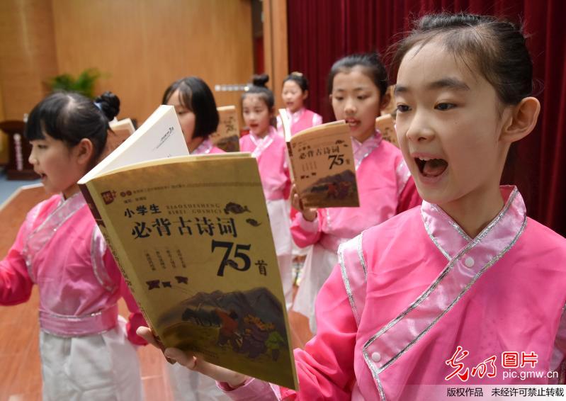 【光明图刊】文明祭扫 绿色清明