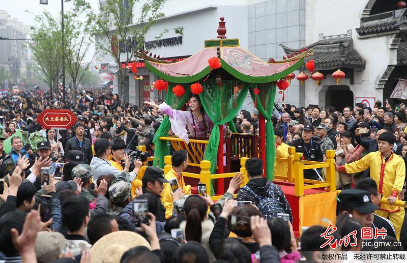 【网络中国节】清明节首日 国内旅游市场热度不减