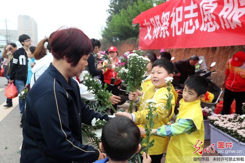 【网络中国节】各地倡导绿色清明 文明祭扫