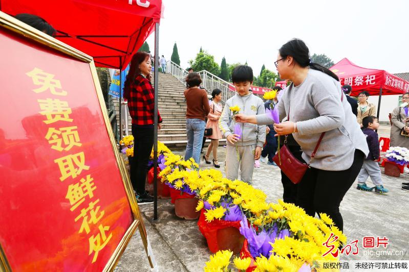 【网络中国节】各地倡导绿色清明 文明祭扫