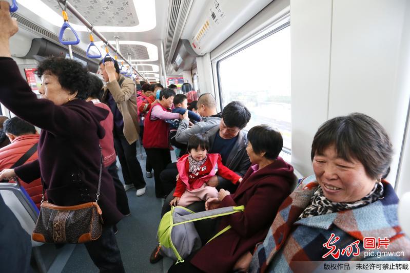 青岛地铁11号线迎来首批市民试乘