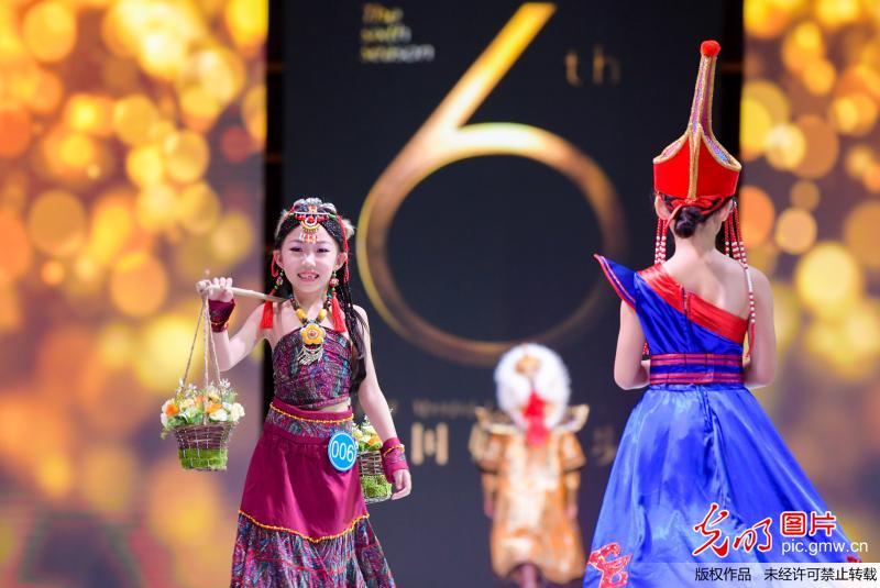 呼和浩特：萌娃闪耀T台