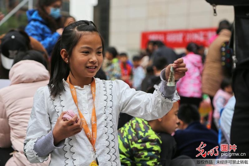 郑州现“萌娃”跳蚤市场