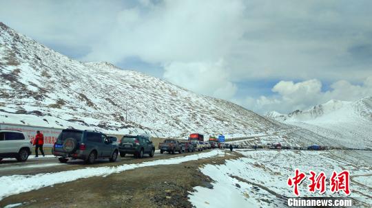 暴雪致川藏线数百辆车受阻 武警某部紧急出动6小时抢通