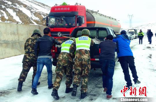 暴雪致川藏线数百辆车受阻 武警某部紧急出动6小时抢通