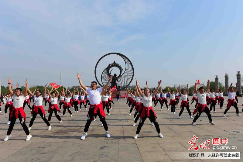山东潍坊：全民健身 舞动春日