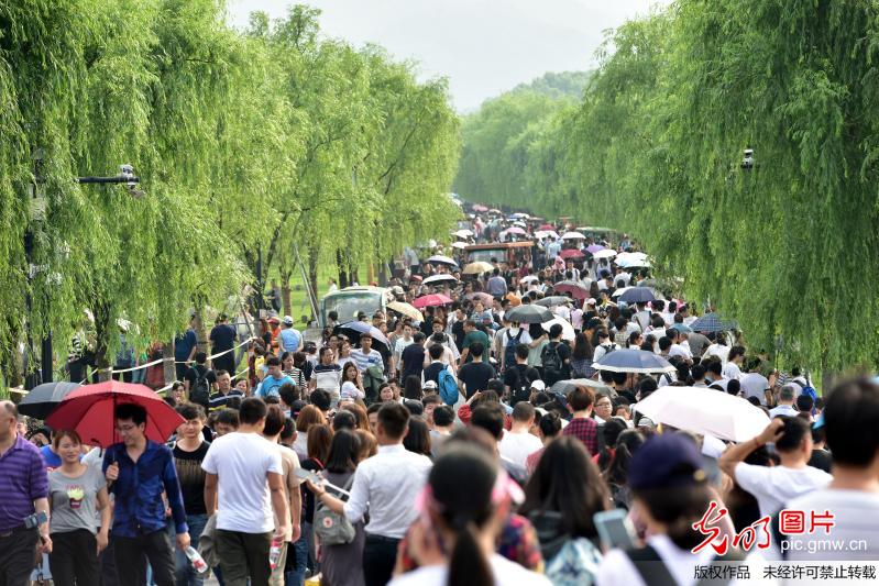 杭州西湖迎来“五一”旅游潮