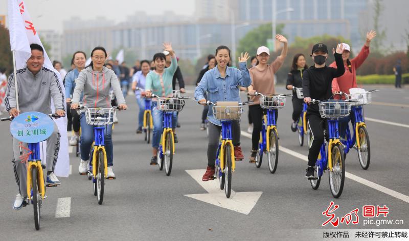 万人自行车骑行倡导绿色出行