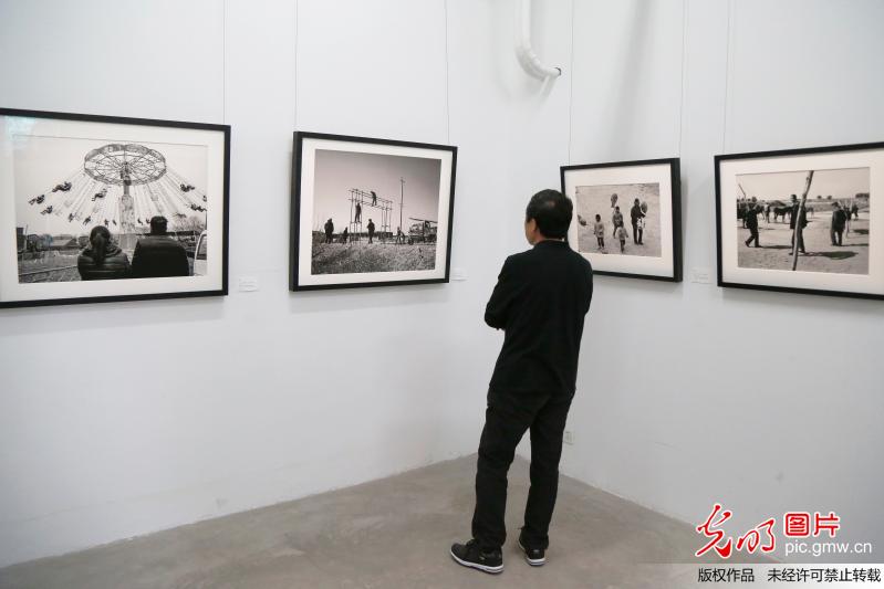 厚土——仵晓中摄影作品展在京举办
