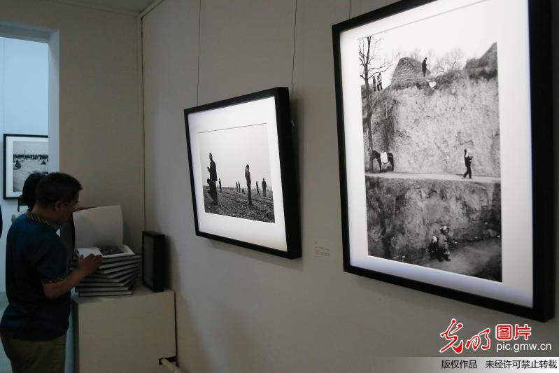 厚土——仵晓中摄影作品展在京举办