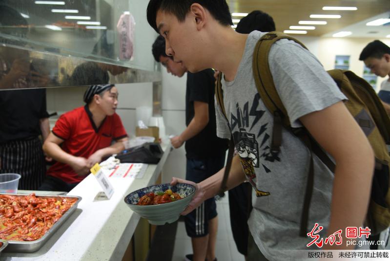 南京：高校食堂小龙虾面受热捧
