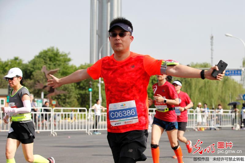 2018北京鸟巢半程马拉松开跑