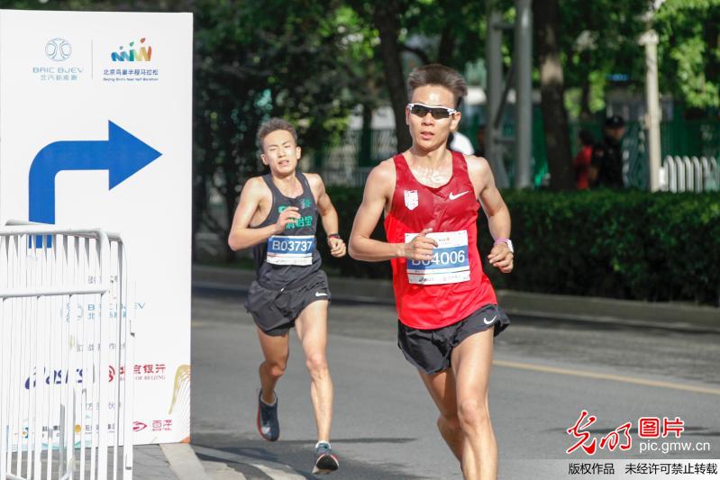 2018北京鸟巢半程马拉松开跑
