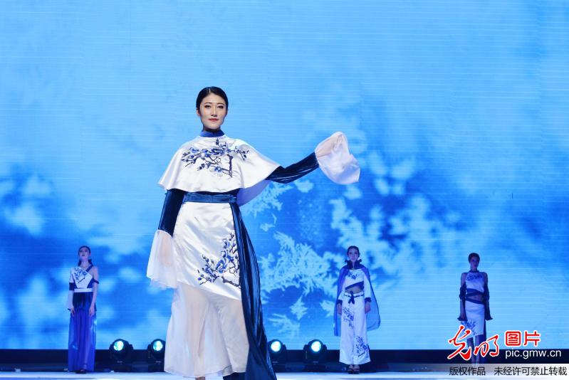 内蒙古艺术学院举办2018届毕业生服装设计作品展演