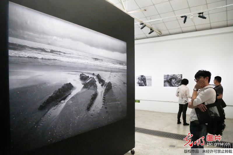 “海在低处”李好摄影展在京举办
