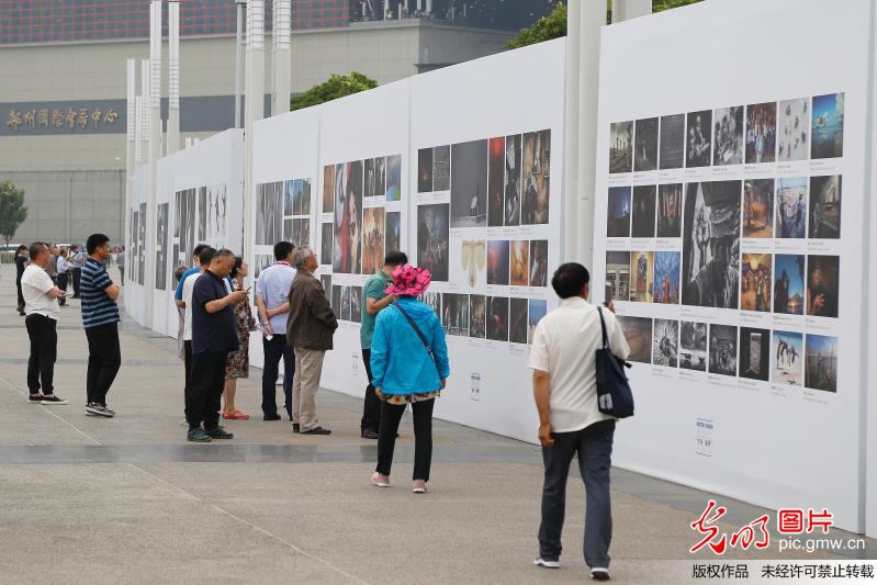 与新时代同行——2018国际摄影节展在郑州举办