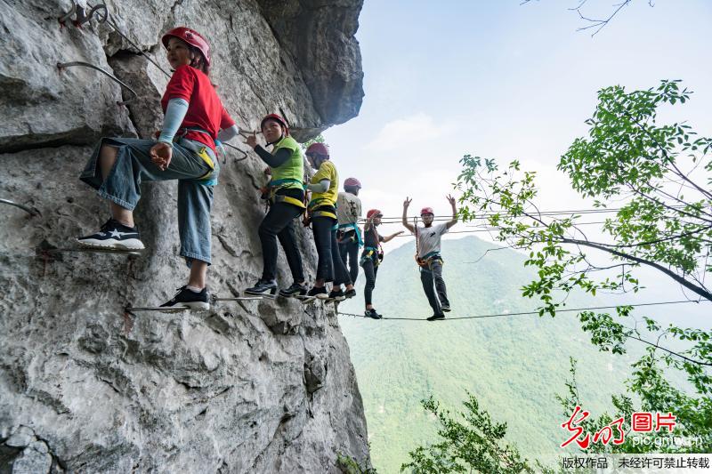 重庆最大高差绝壁攀岩项目正式开放