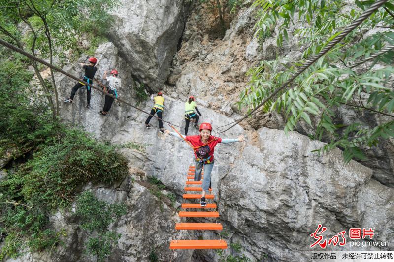 重庆最大高差绝壁攀岩项目正式开放