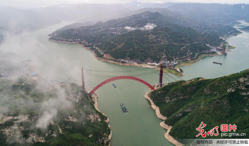 世界最大跨度推力式拱桥香溪长江大桥主拱成功合龙