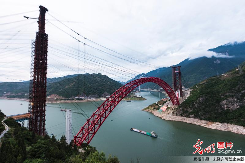 世界最大跨度推力式拱桥香溪长江大桥主拱成功合龙