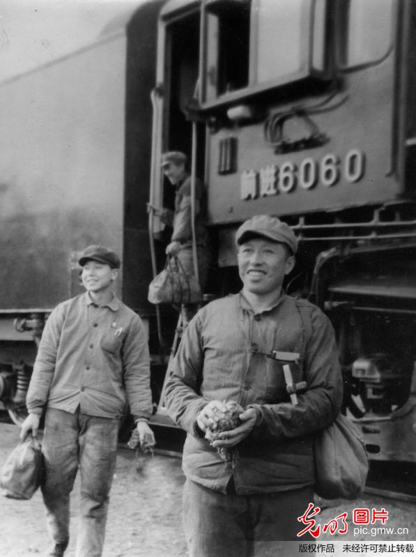【我们家的报国故事】代文奎：在火车上耕耘一生的蒸气机司机