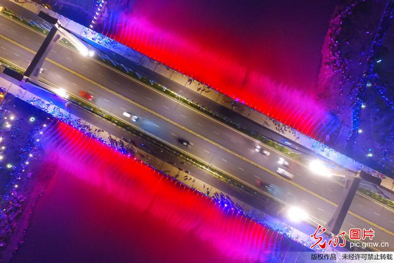 航拍小龙湾桥 桥身喷水灯光绚丽惹人醉