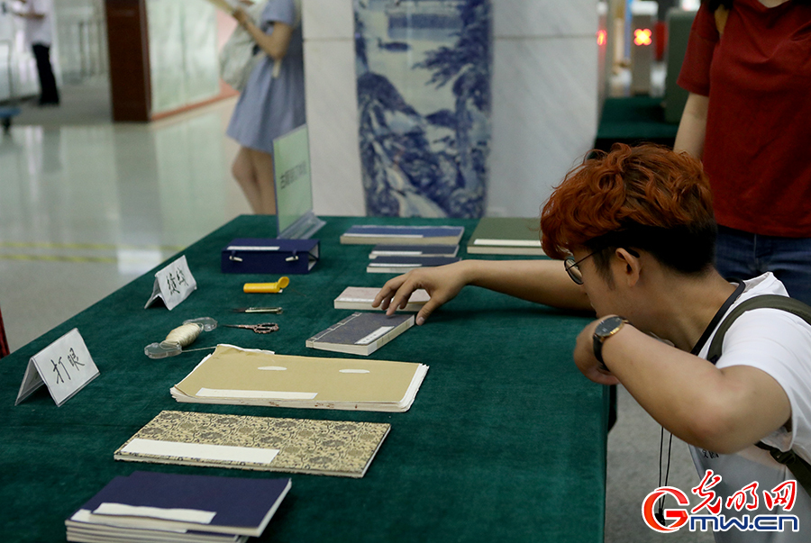 2018年“古籍修复技艺进校园活动”在北京师范大学图书馆举行