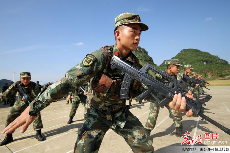 广西：武警侦察兵高温“酷跑”